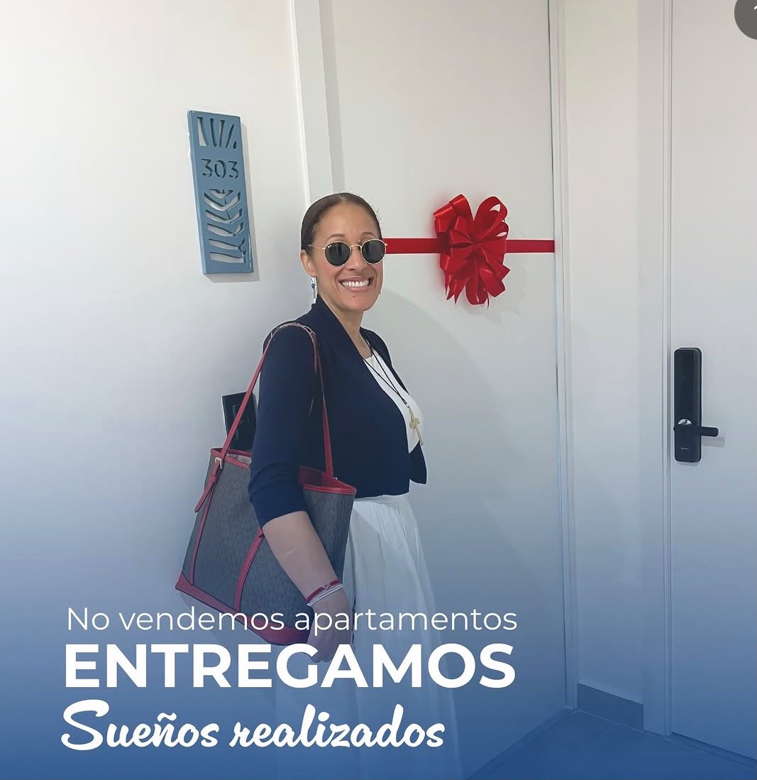 Cliente de Grupo Marfa celebrando la entrega de las llaves de su nuevo apartamento