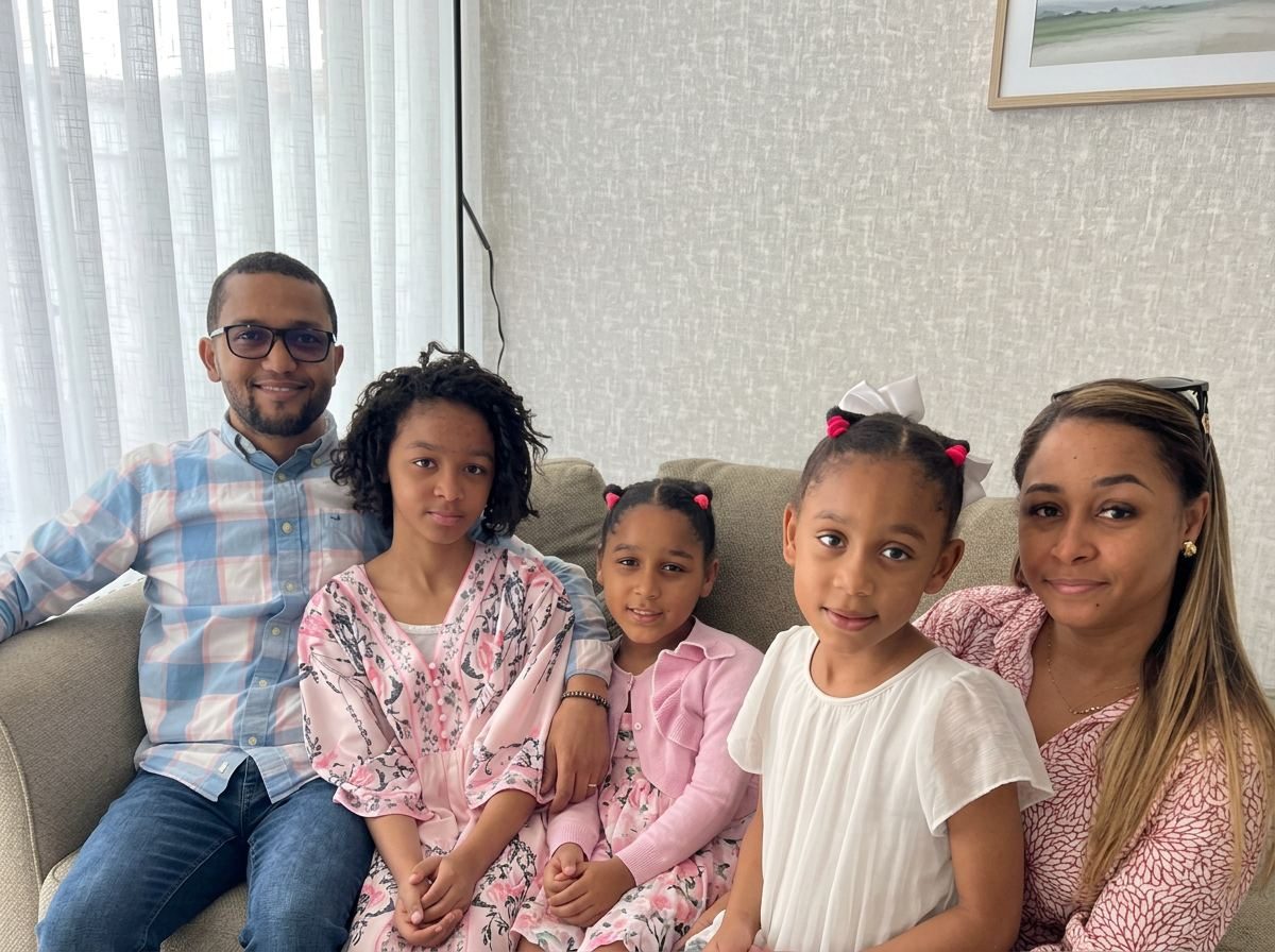 Familia dominicana frente a su nuevo hogar